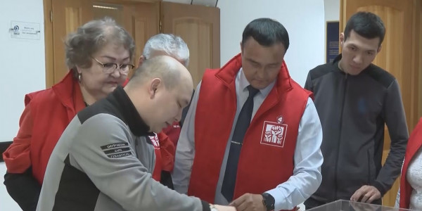 ҚХП өкілдері Атырау мұнай өңдеу зауытында болды