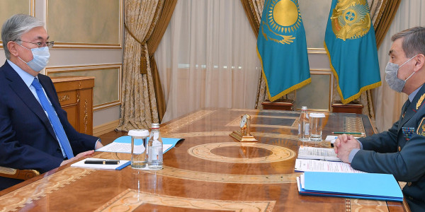 К. Токаев встретился с главой Минобороны