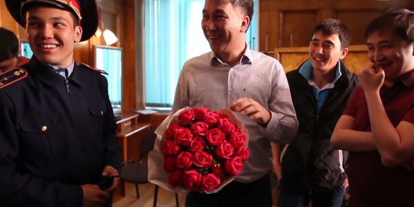 Есен Елеукенге белгісіз біреу тапанша кезеді