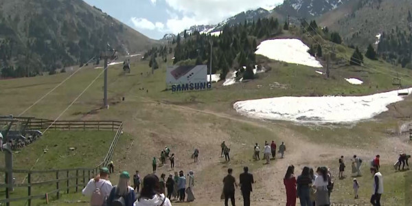 На курорте Шымбулак прошел экологический медиасубботник