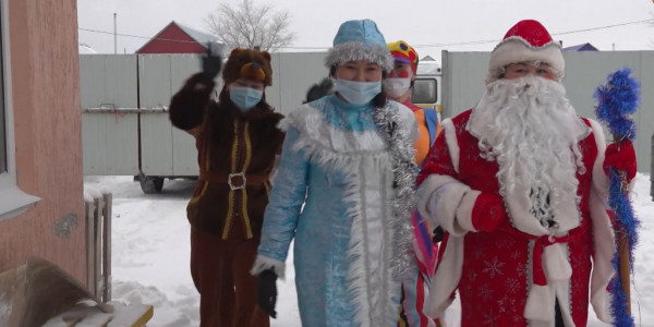 Вместо корпоратива госслужащие Уральска отвезли продукты нуждающимся