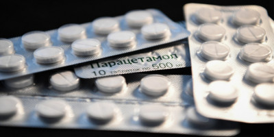 Ол еркекті байлап, жұлқылап жіберді.