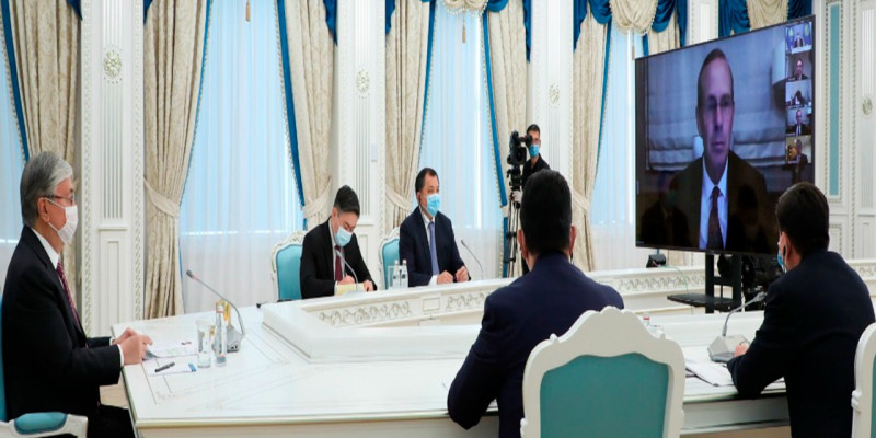 К.Токаев принял председателя совета директоров и главного исполнительного директора компании «Шеврон»