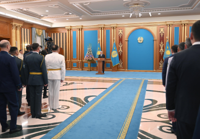 Президент мемлекеттік наградалар, жоғары әскери және арнаулы атақтар, сыныптық шендер тапсыру рәсіміне қатысты