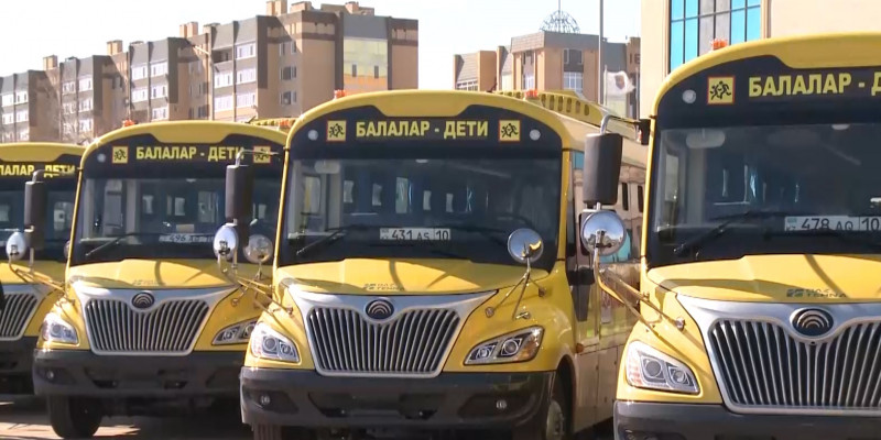 Новые школьные автобусы простаивают в Костанайской области