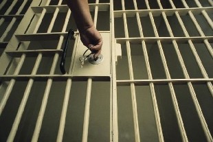 Подозреваемому в изнасиловании 6-летней девочки в Актау продлили срок ареста