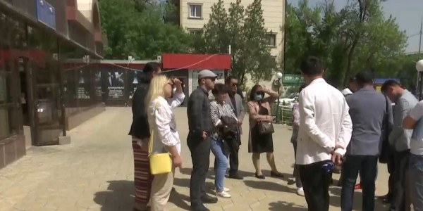 В Шымкенте медработники требуют оплатить им за работу с ковидными пациентами еще за прошлый год