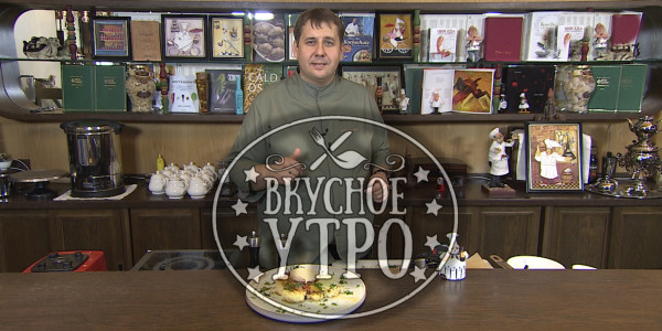 Стейк из цветной капусты с копченым яйцом пашот, с томатами и пармезаном. Кулинарное шоу «Вкусное утро»