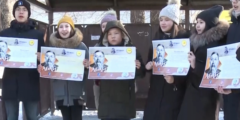 Карагандинские школьники исполнили песни Абая в автобусе