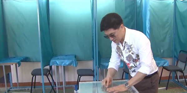 Сәкен Майғазиев, Альмира Тұрсын, Жәмилә Серкебаева дауыс берді