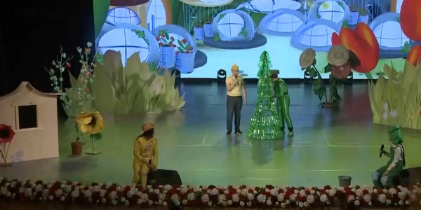 Столичные школьники обменивают мусор на билет в театр