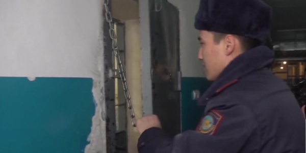 Государственные служащие будут посещать СИЗО до конца года