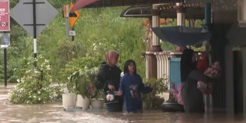 Более 40 тысяч человек покинули свои дома в результате сильного наводнения на юге Малайзии
