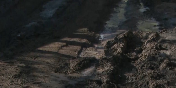 Глина, снег и грязь &ndash; жители Алматы жалуются на затопленные дороги