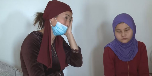 Баласы сырқат ана көпшіліктен көмек сұрайды