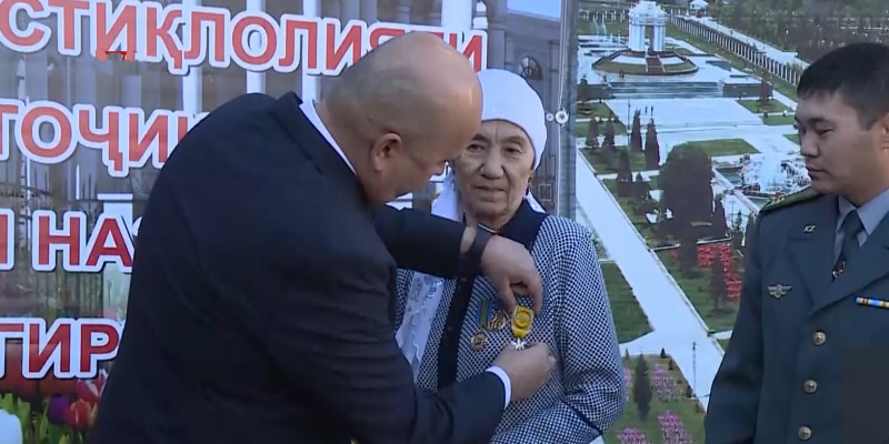 Орден «Спитамен» вручили матери погибшего казахстанского пограничника
