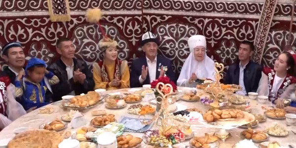 В Сарыагашском районе семья создала этноаул во дворе дома