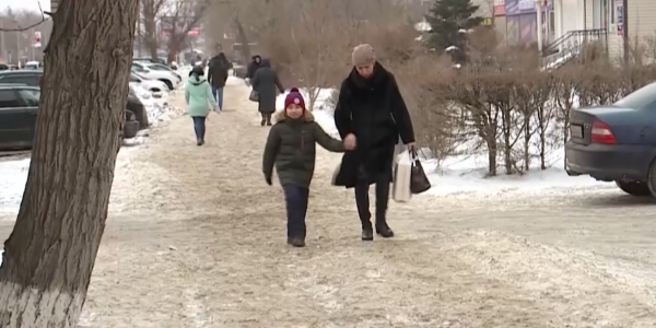 Из-за гололеда тротуары в Актобе стали травмоопасными