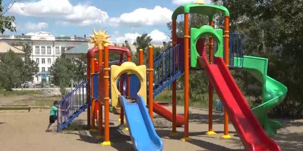 Курчатовта тозығы жеткен ойын алаңдары жаңартылып жатыр