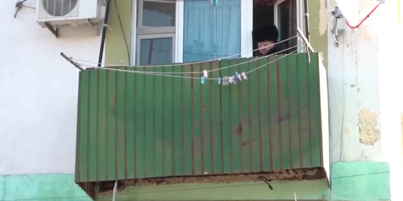 В Атырау у пенсионерки обрушился балкон