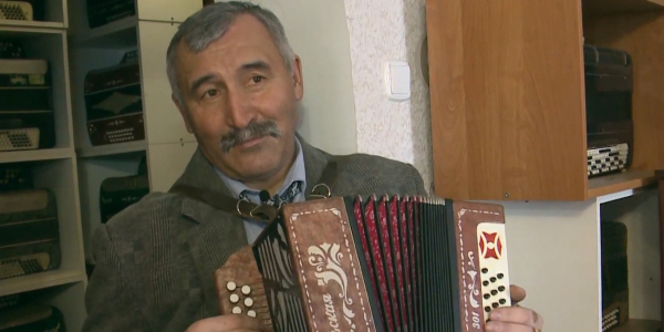 Ауылда тұратын музыкант жүзден астам сырнай, баян жинаған