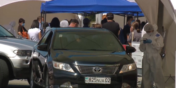 У ПЦР-лаборатории в Алматы выстроилась огромная автомобильная пробка