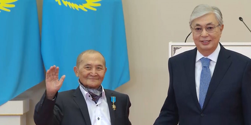 Какой вклад внес Аким Тарази в культуру Казахстана?