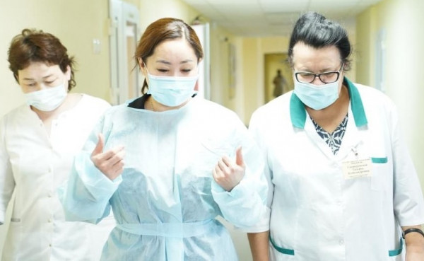 К. Абден посетила роддом в Павлодарской области