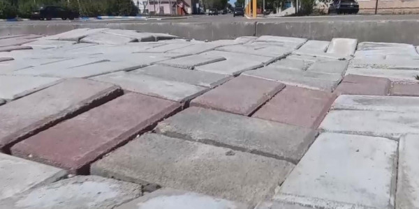 Арқалықта былтыр салынған жол бұзылып жатыр