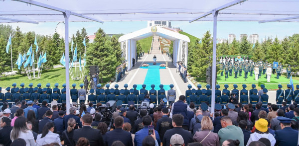Президент принял участие в церемонии поднятия Государственного флага