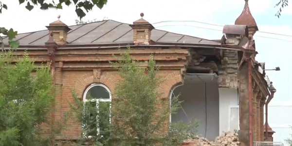 Семейде белгісіз біреулер көне ғимаратты бұзуға тырысқан