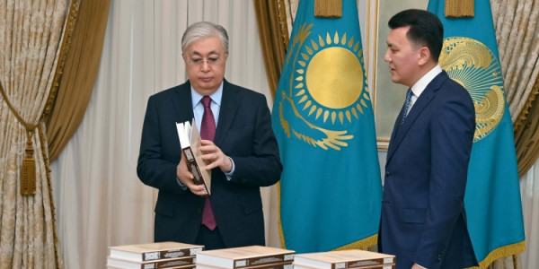 Президентке Саяси қуғын-сүргін құрбандарын толық ақтау жөніндегі мемлекеттік комиссия материалдарының негізінде дайындалған көптомдық таныстырылды