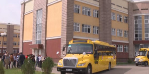 В Алматы более 3 тыс. детей ездят в школу на новых автобусах