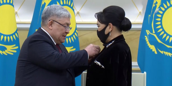 Асқар Мамин елге еңбегі сіңген азаматтарға мемлекеттік наградалар табыстады