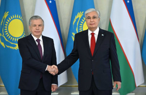 Сахнада трусисыз жалаңаш Желідегі секс