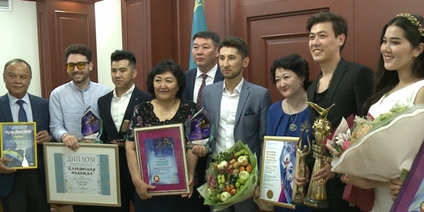 ҚР Мәдениет және спорт министрі халықаралық ән фестивалінің жүлдегерлерімен кездесті