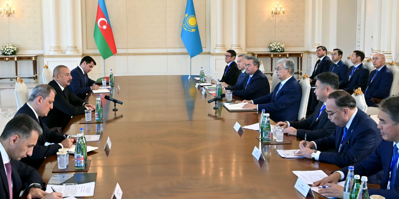 Касым-Жомарт Токаев и Ильхам Алиев провели переговоры в расширенном формате
