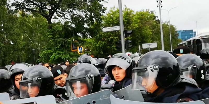 Елімізде өткен митингтер барысында 300-ден астам полиция қызметкері түрлі жарақат алды
