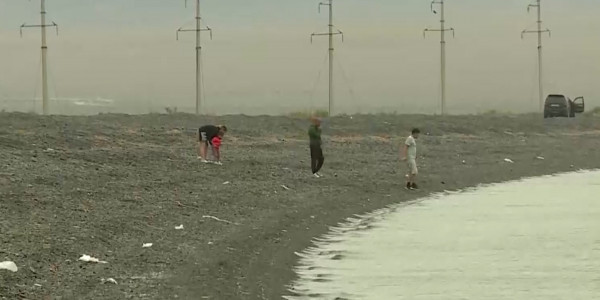 Туристы засоряют озеро Жаланашколь