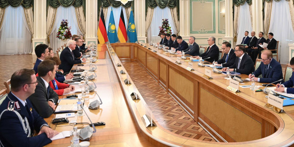 Президенты Казахстана и Германии провели переговоры в расширенном формате