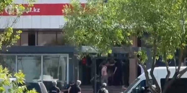 7 сотрудников Kaspi банка оказались в заложниках