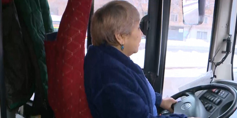 Больше 40 лет водит автобус единственная водитель-женщина в Караганде