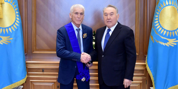 Нұрсұлтан Назарбаев мемлекеттік награда табыс етті