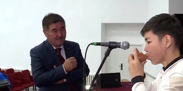 Житель села Капал учит детей игре на сазсырнае