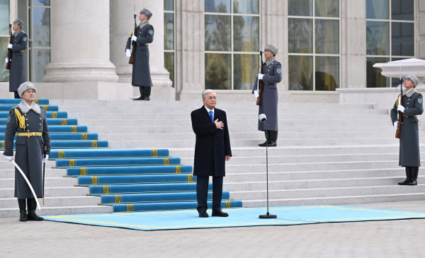 Президент принял участие в церемонии поднятия Государственного флага