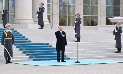 Президент принял участие в церемонии поднятия Государственного флага