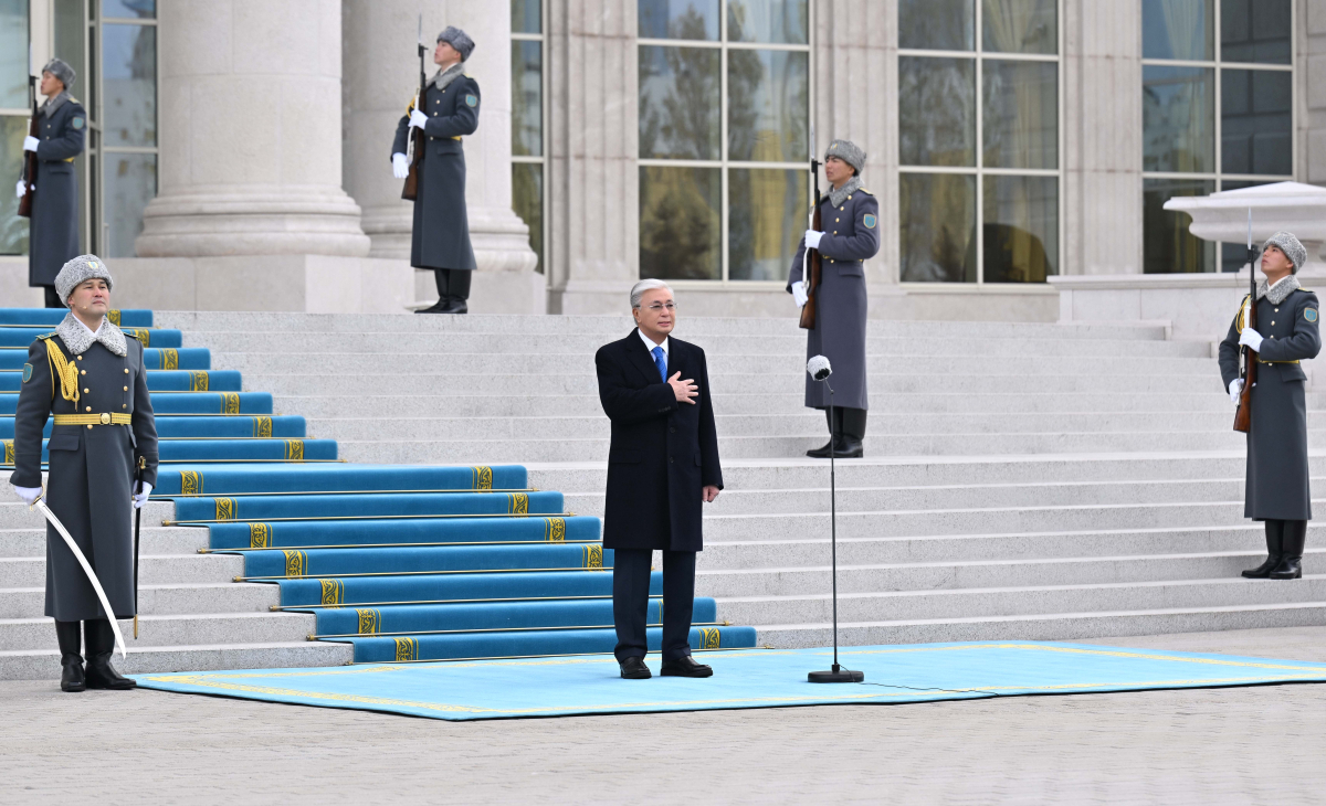 Президент принял участие в церемонии поднятия Государственного флага
