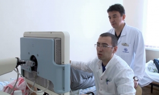 В Кокшетау два оперативных сотрудника получили ножевые ранения, преступники в розыске