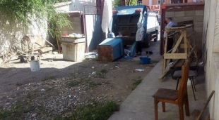 В Шымкенте коммунальщики выносили мусор на флаге РК