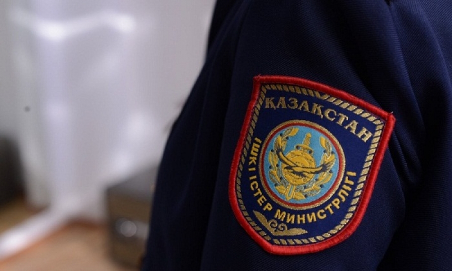 Атырауских полицейских обвиняют в грабеже и мошенничестве